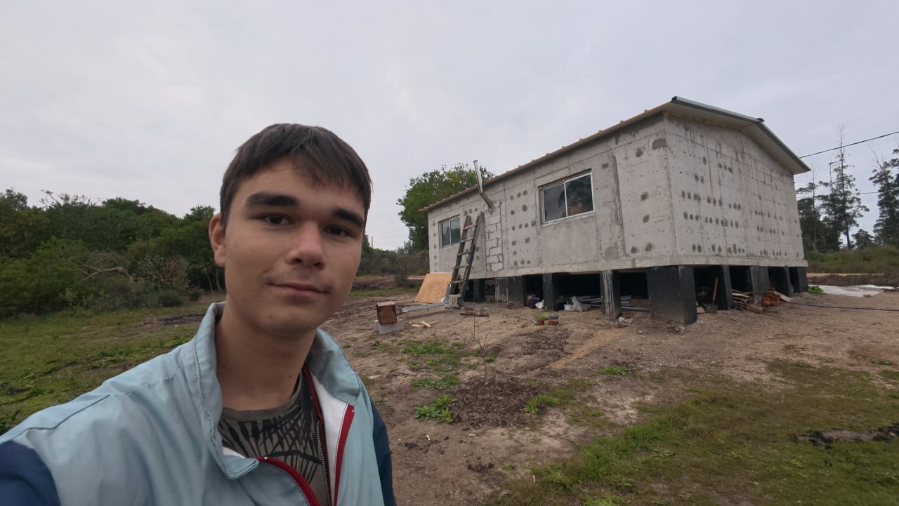 Ренат у недостроенного дома в Пириаполисе — здесь иногда принимаем гостей на первые дни